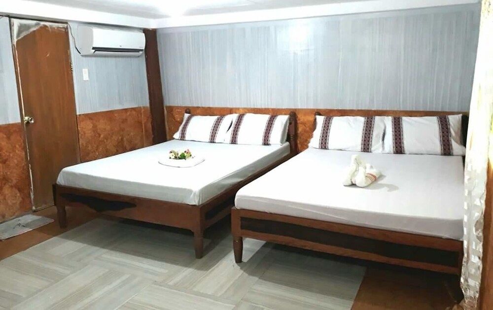 Blue Lagoon Inn Extension Family Room (good for 8) 3