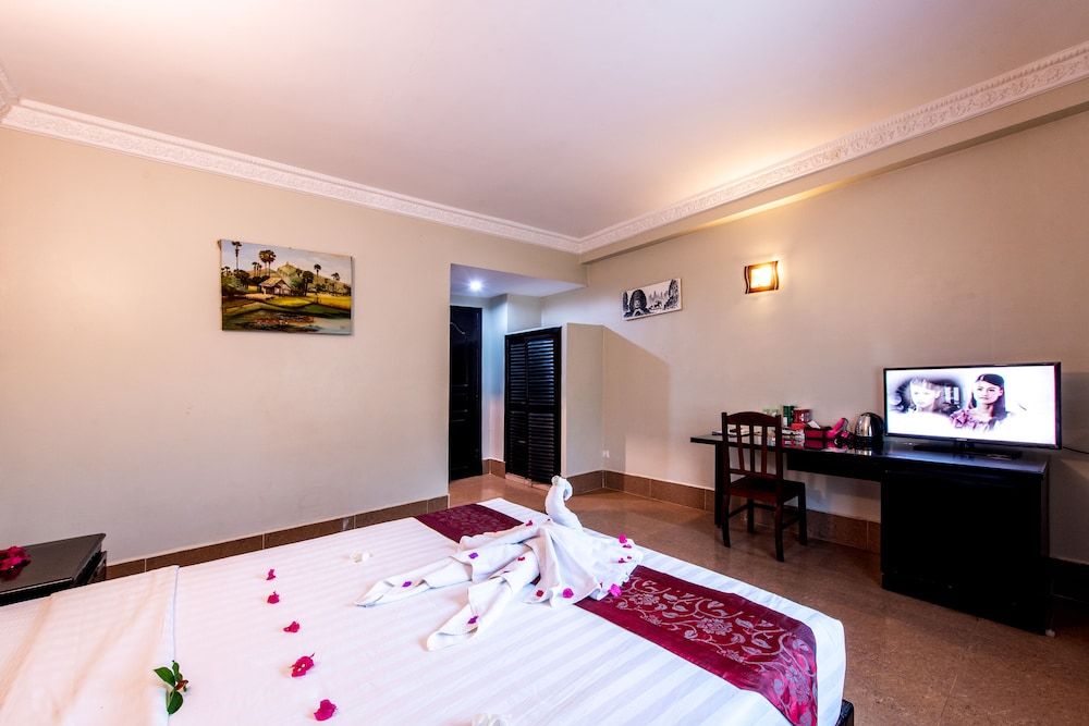 Central Night Hotel Deluxe Double Room with Breakfast 6