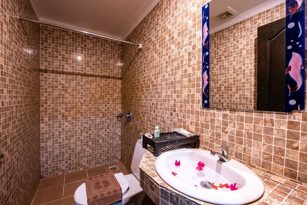 Central Night Hotel Deluxe Double Room with Breakfast 9