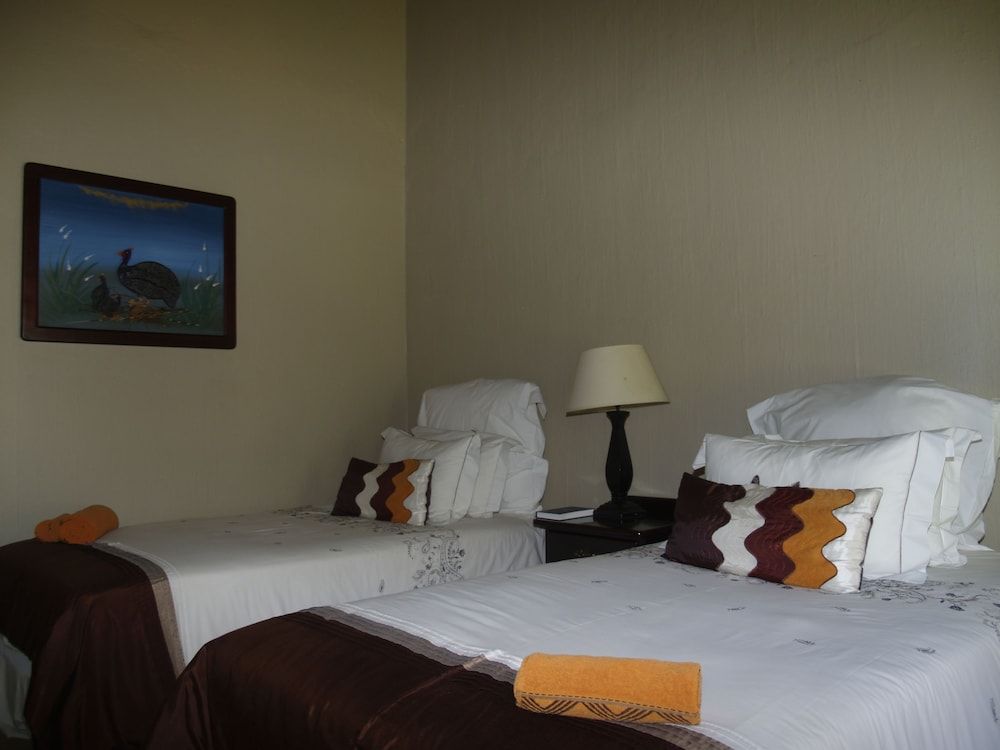 Ditholo Game Lodge Family Chalet, 2 Bedrooms, Refrigerator & Microwave, Garden View 3