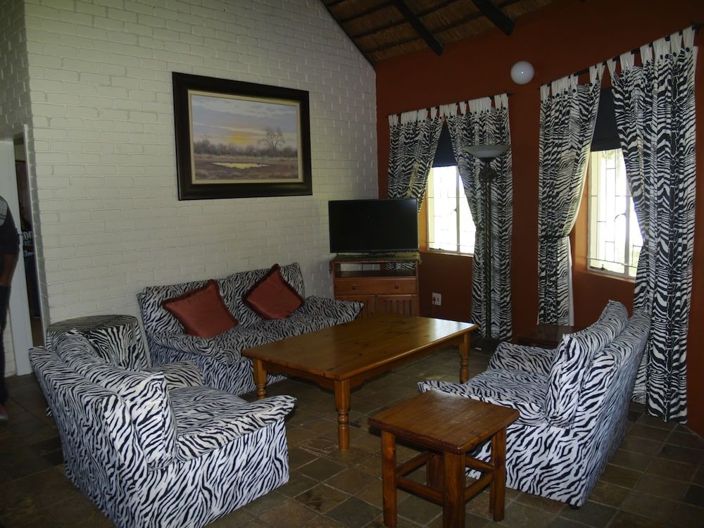 Ditholo Game Lodge Family Chalet, 2 Bedrooms, Refrigerator & Microwave, Garden View 8