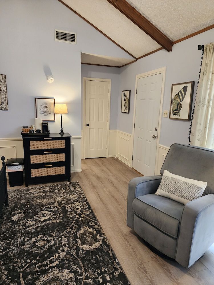 Butterfield Inn Main Street Cottages Classic Cabin, Fireplace, Courtyard View 6