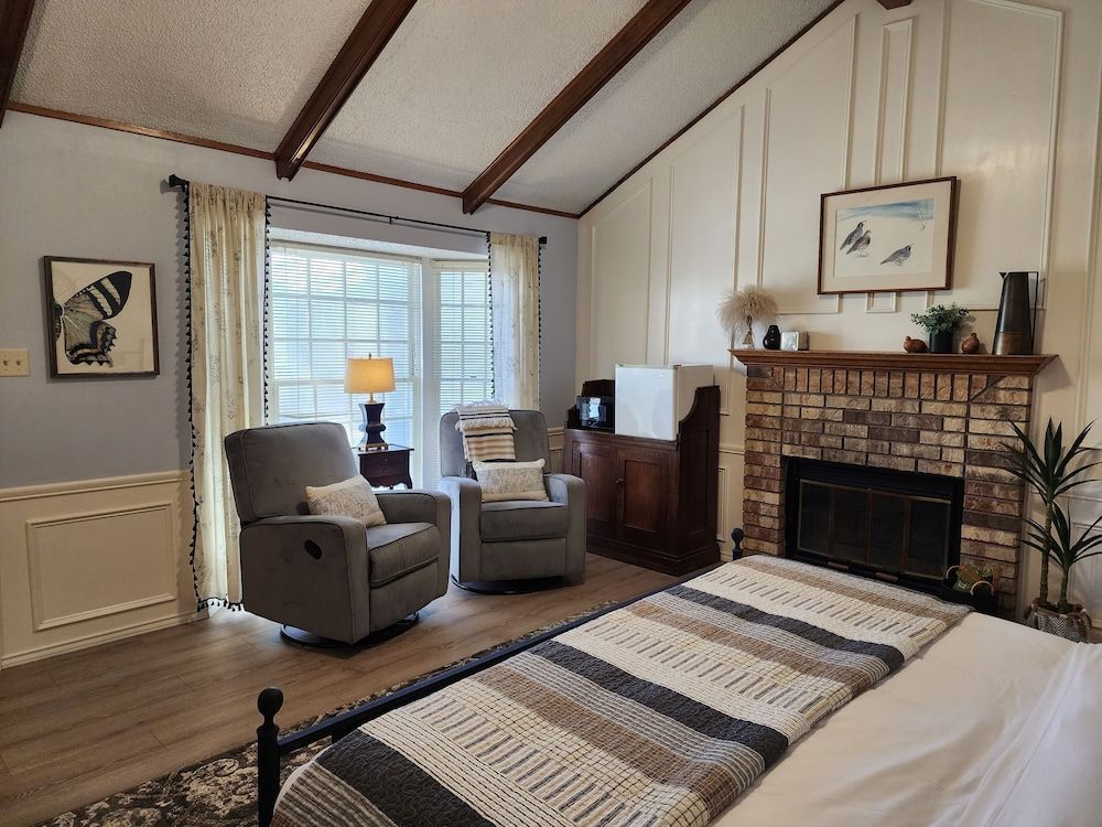 Butterfield Inn Main Street Cottages Classic Cabin, Fireplace, Courtyard View 5