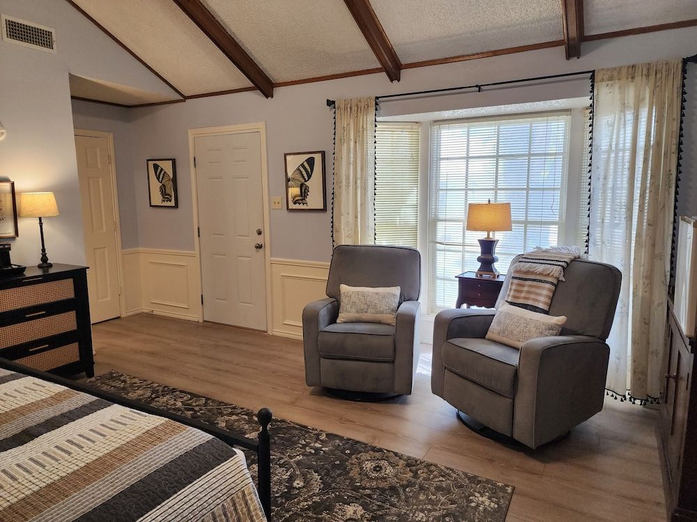 Butterfield Inn Main Street Cottages Classic Cabin, Fireplace, Courtyard View 4