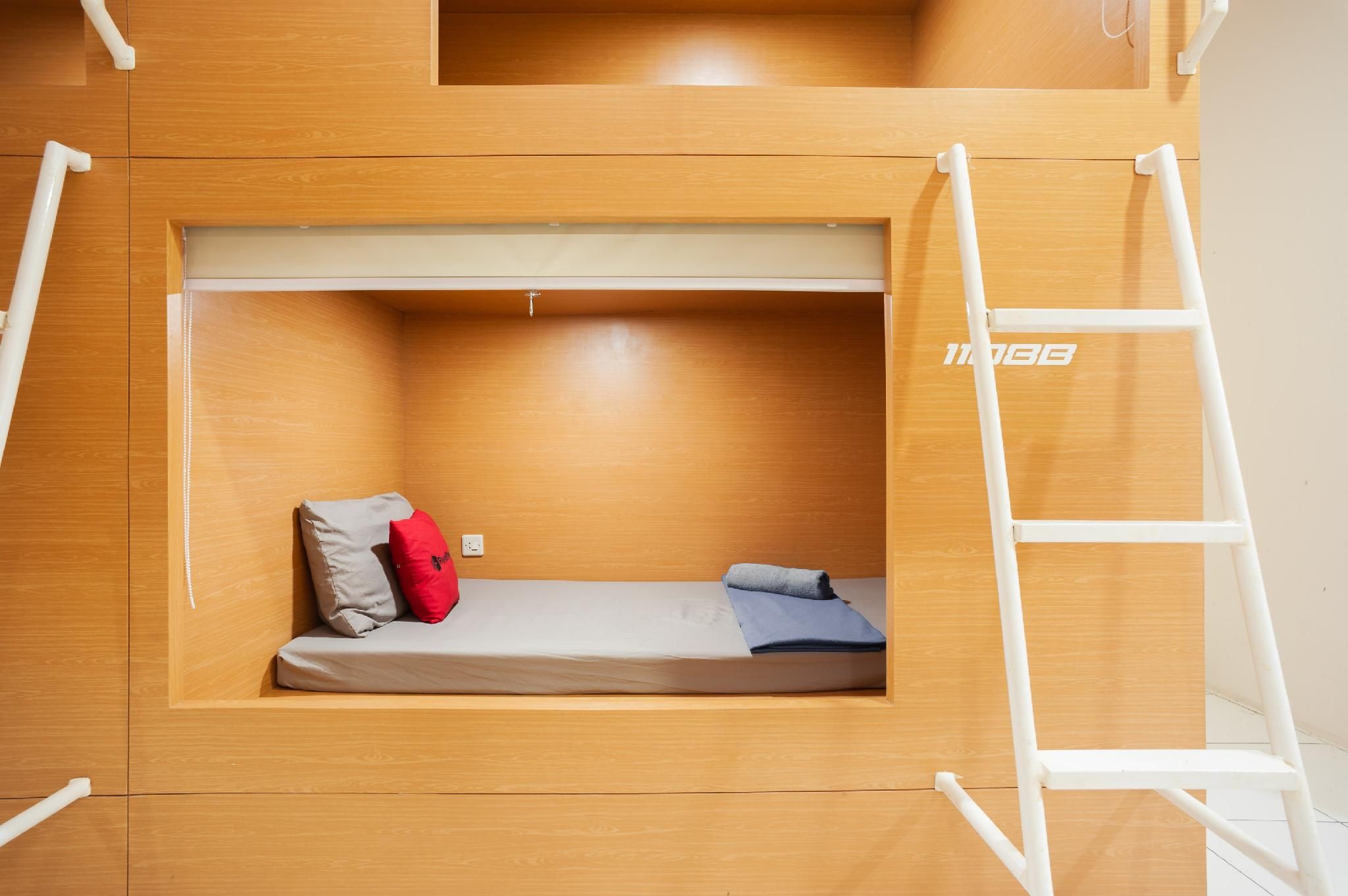 RedDoorz Hostel near Taman Puring Deluxe Single Pod - Mixed 10
