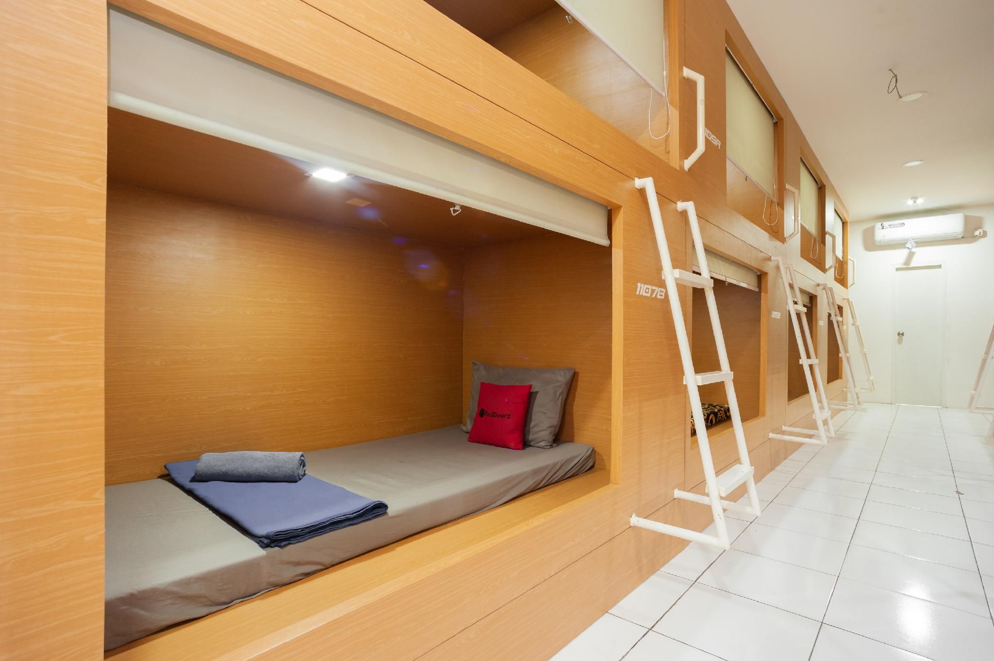 undefined RedDoorz Hostel near Taman Puring 5