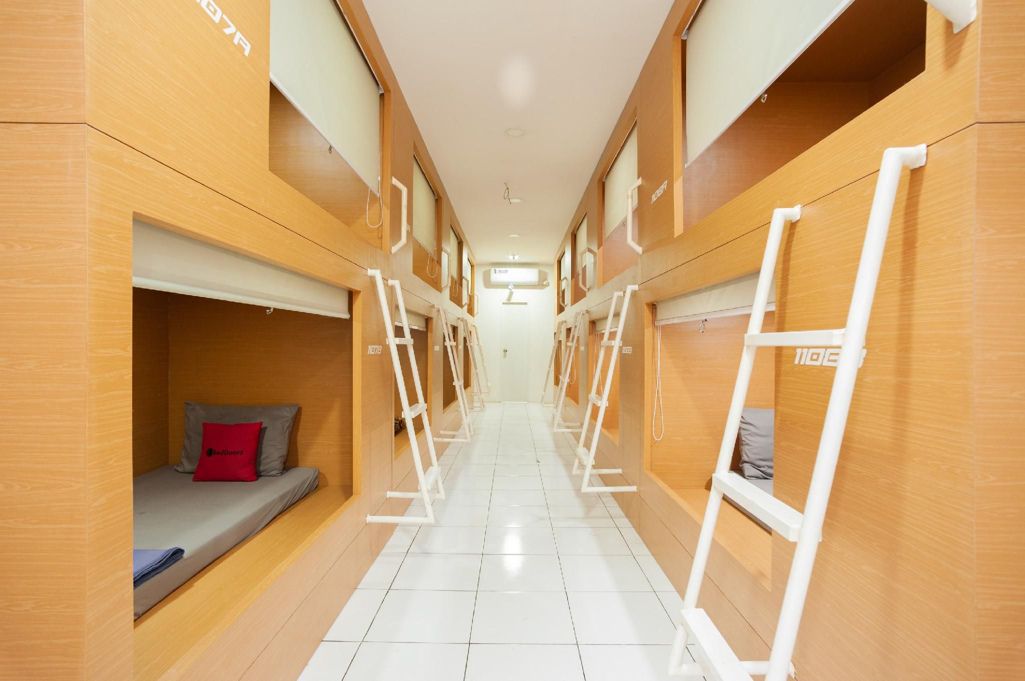undefined RedDoorz Hostel near Taman Puring 6
