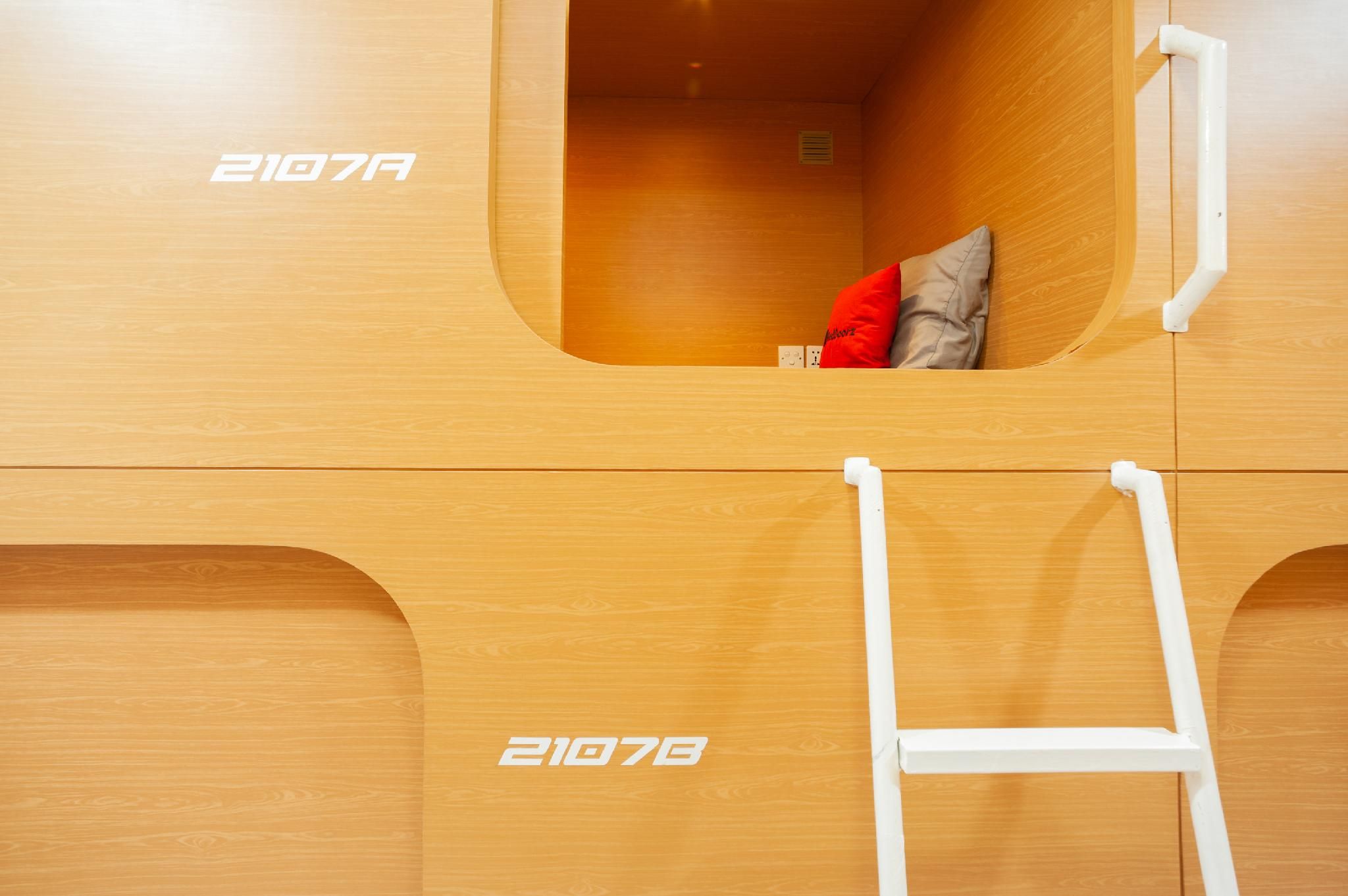 RedDoorz Hostel near Taman Puring Deluxe Single Pod - Mixed 12