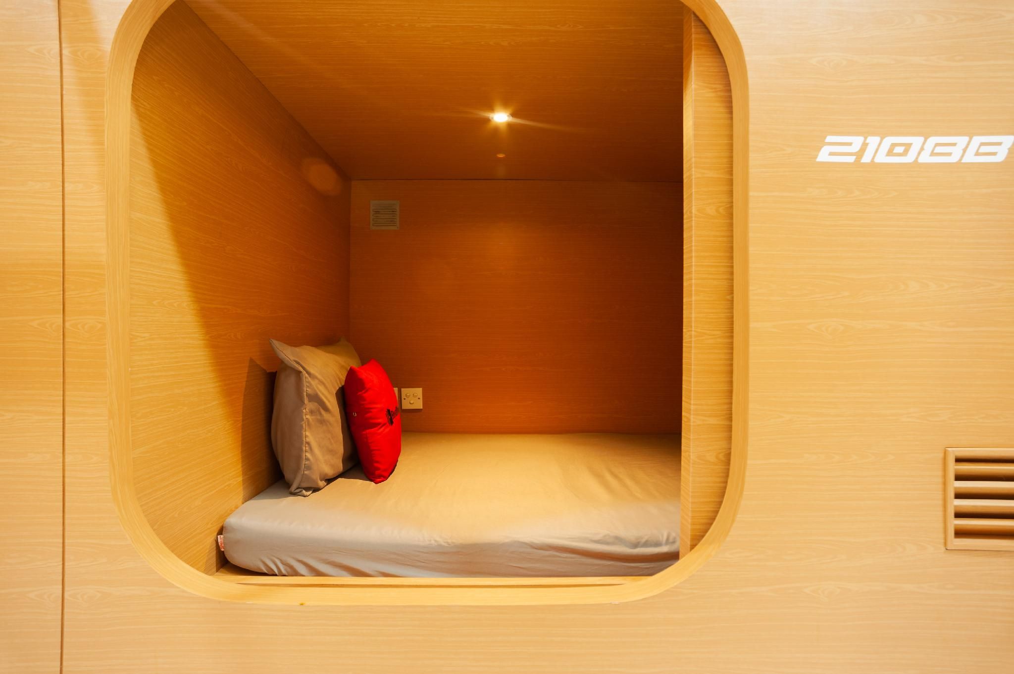 RedDoorz Hostel near Taman Puring Deluxe Single Pod - Mixed 11