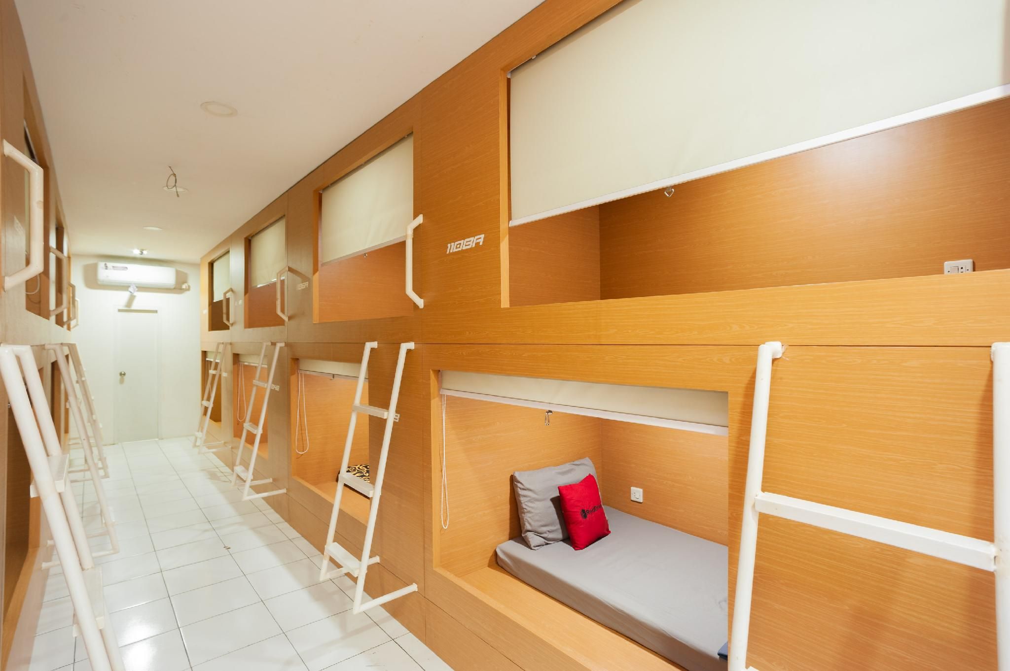 undefined RedDoorz Hostel near Taman Puring 7