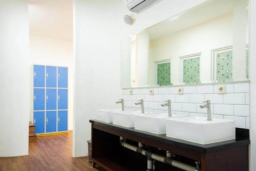 RedDoorz Hostel near Taman Puring Shared Dormitory, Mixed Dorm (Reddoorz) 30