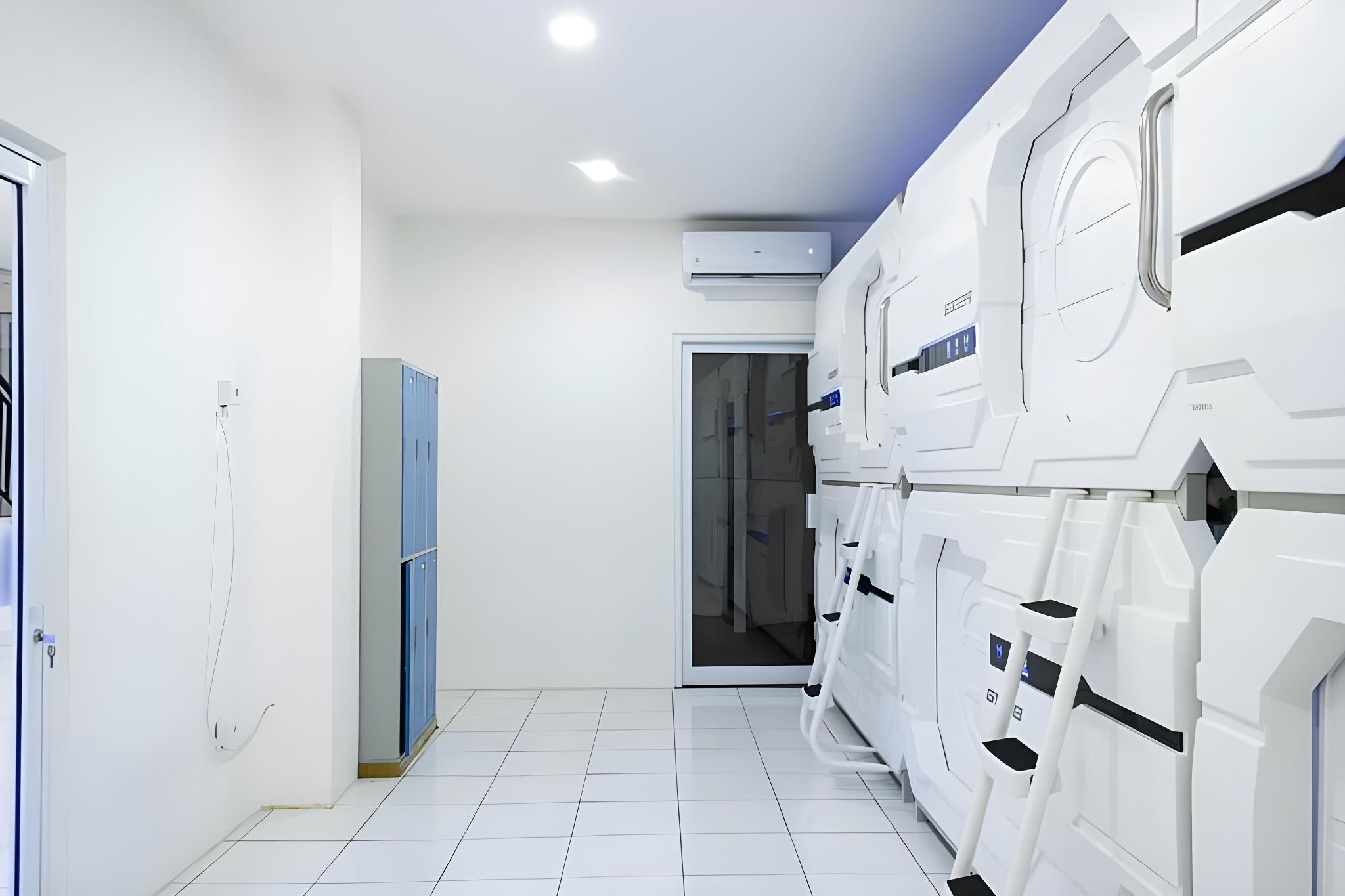 RedDoorz Hostel near Taman Puring Single Bed in Mixed Dormitory Room with AC 7