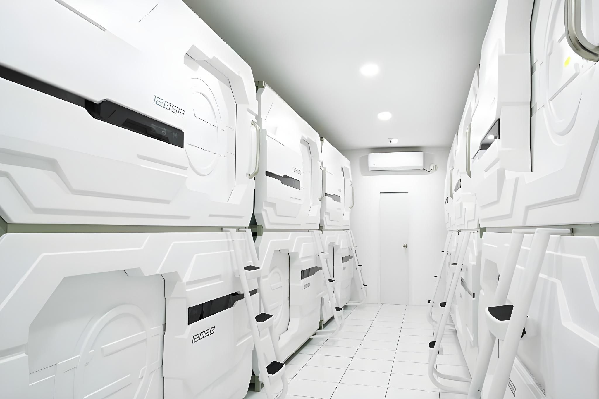 RedDoorz Hostel near Taman Puring Single Bed in Mixed Dormitory Room with AC 4