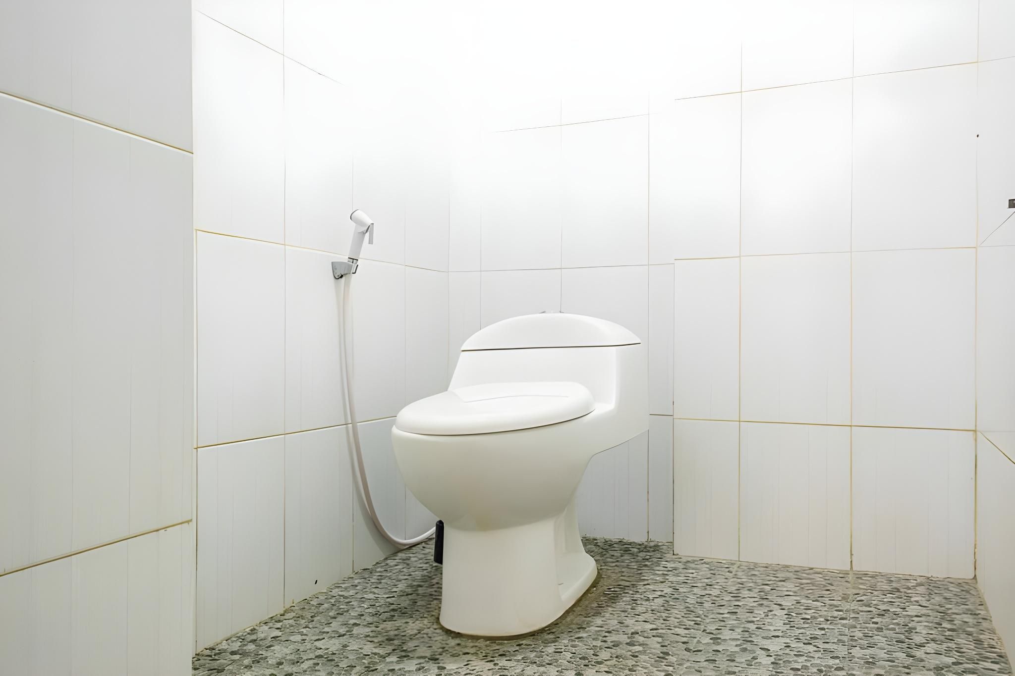 RedDoorz Hostel near Taman Puring Single Bed in Mixed Dormitory Room with AC 6
