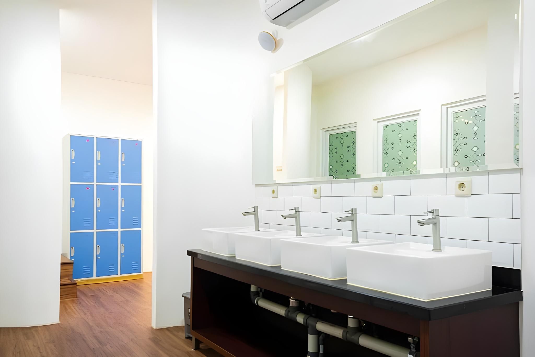 RedDoorz Hostel near Taman Puring Single Bed in Mixed Dormitory Room with AC 3