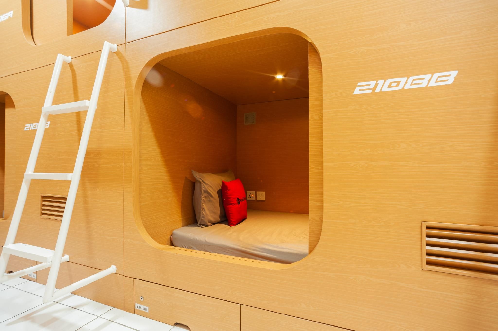 undefined RedDoorz Hostel near Taman Puring 10