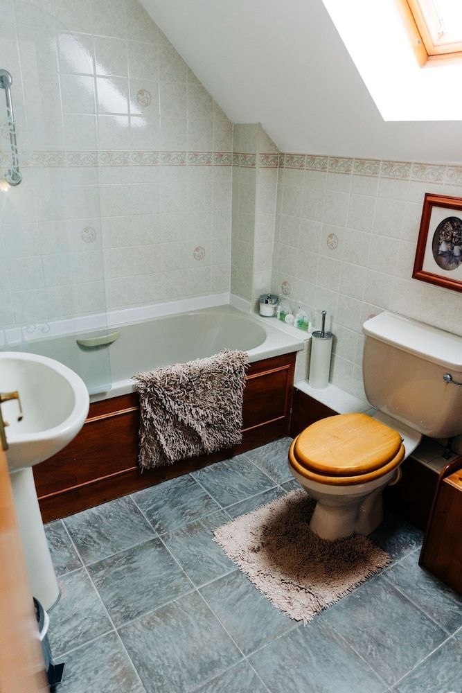 The Farmhouse Lochmeyler Standard Double or Twin Room, Ensuite (Room 2) 4