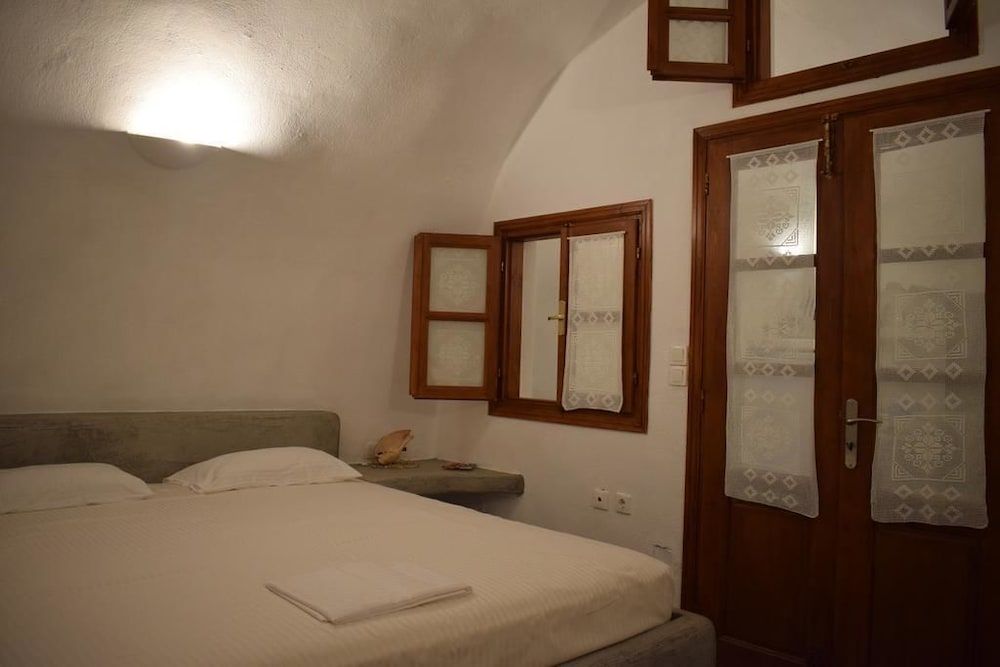 undefined Tzannis Cave House 5