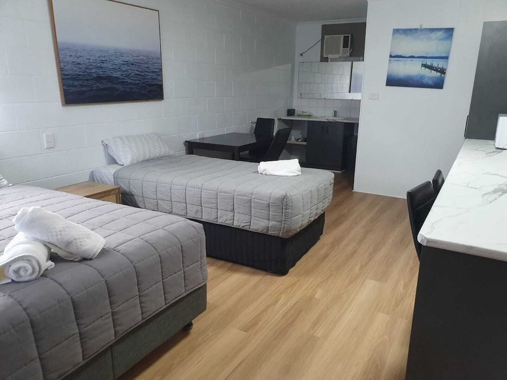 Morwell Parkside Motel Deluxe Twin Room, Multiple Beds 3