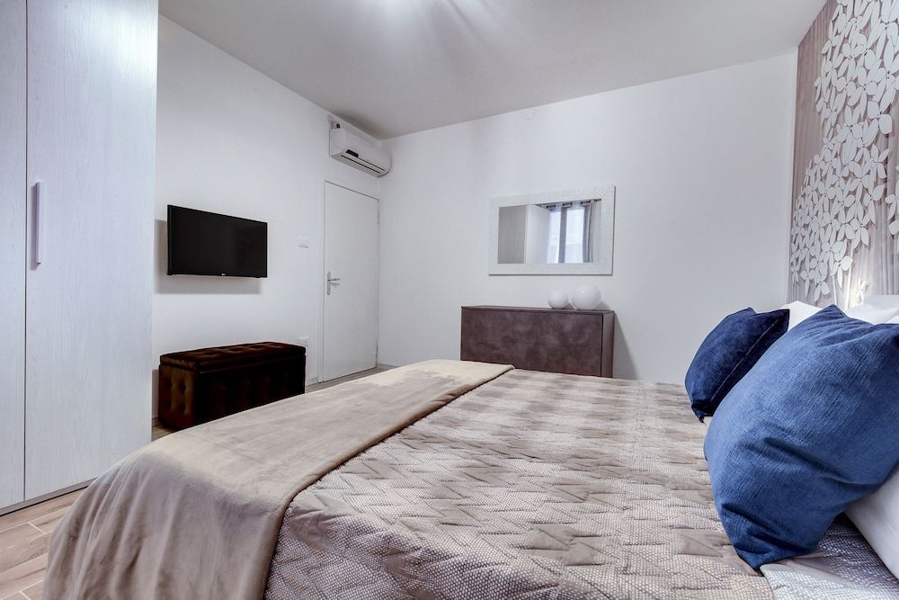 undefined White Flowers 8