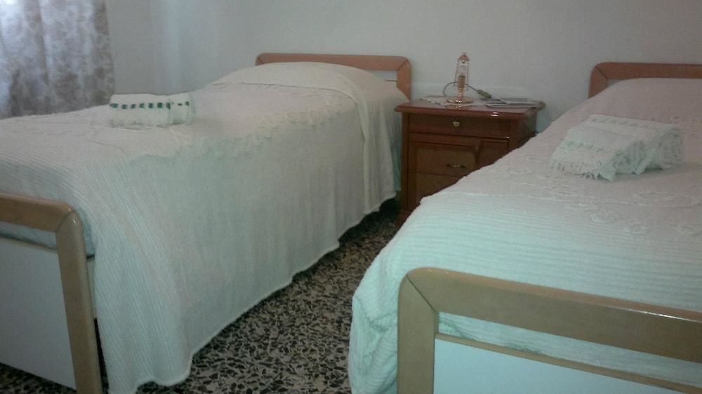Twin Room, 2 Twin Beds, Shared Bathroom