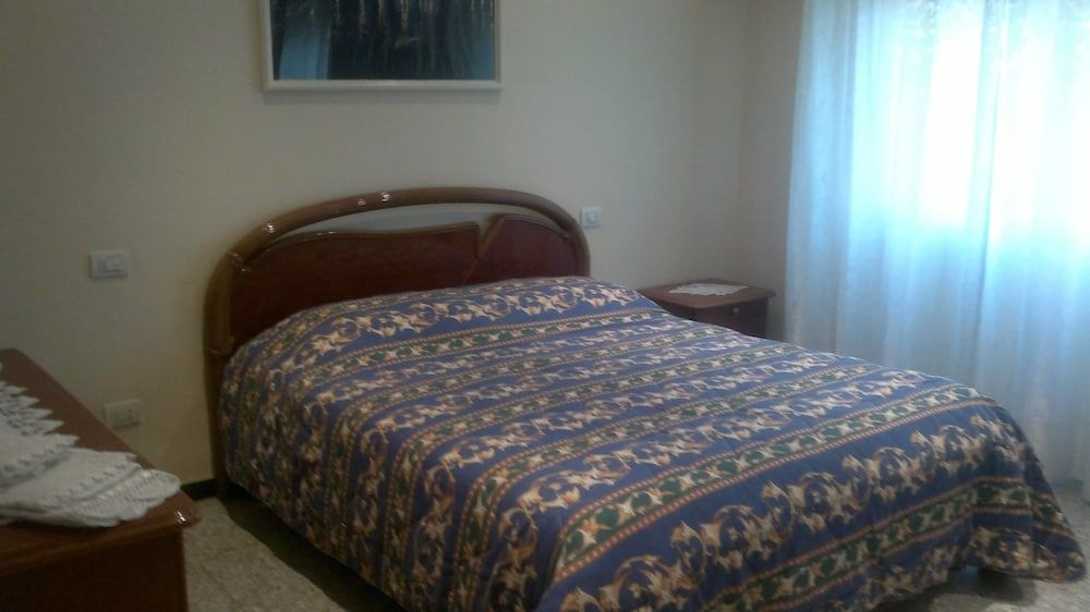 Double Room, 1 Queen Bed, Shared Bathroom