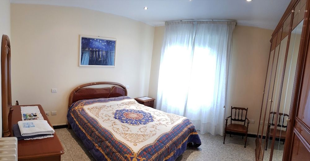 Double Room, 1 Queen Bed, Shared Bathroom