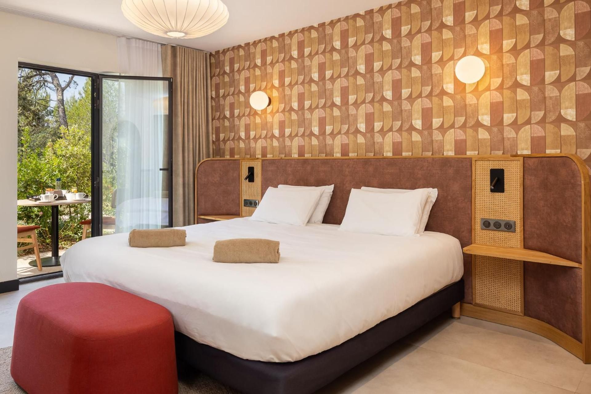 Standard room with 1 double bed and 2 single be ds