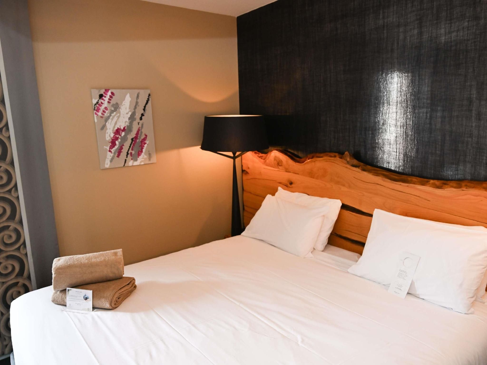 Standard Room With 1 King Bed, Pool Side