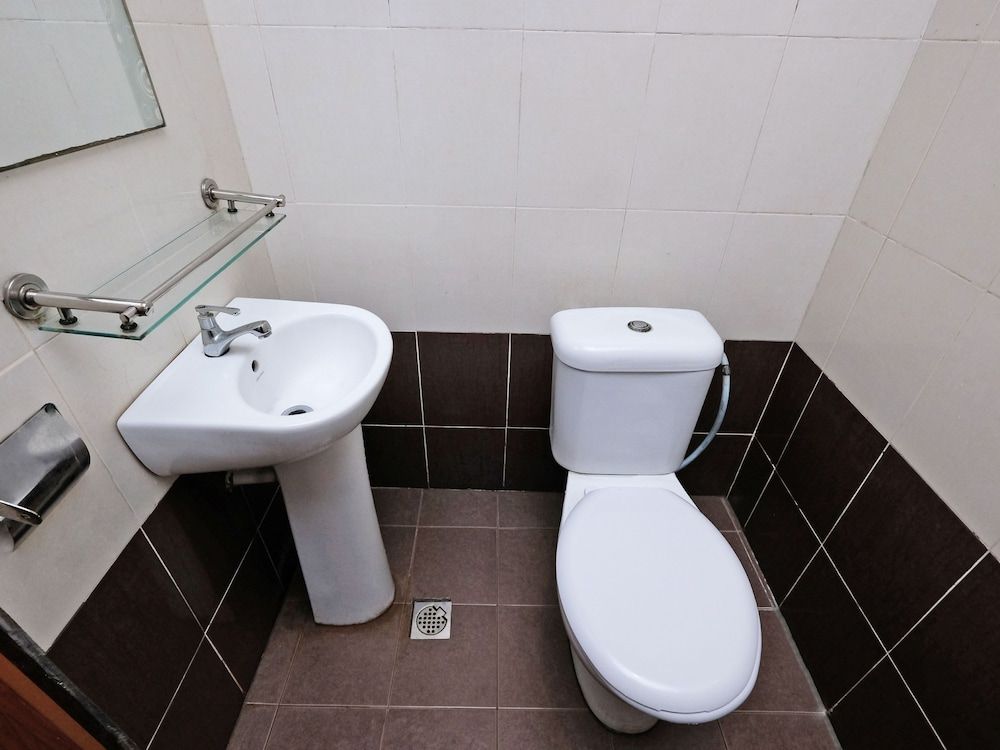 Super OYO 707 Ayuni Hotel Standard Double Room, 1 Queen Bed, Non Smoking 4