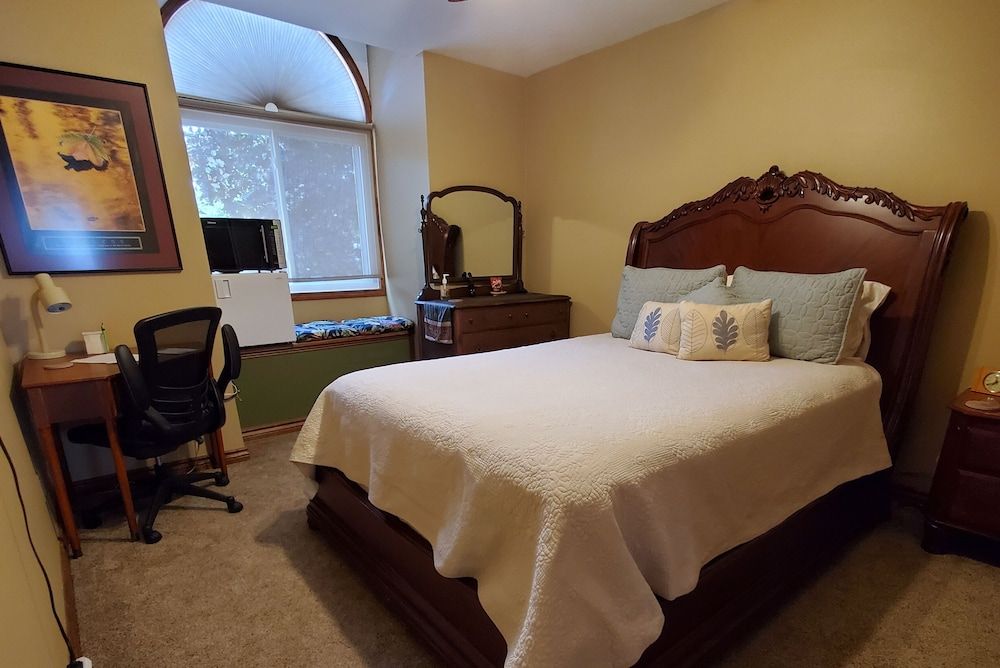 Hampton House Deluxe Double Room, 2 Bedrooms, Refrigerator & Microwave 4