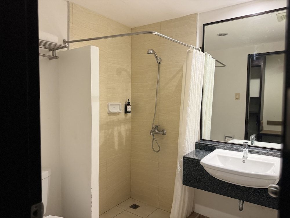 Circle Inn - Iloilo City Center Standard Queen Room 5