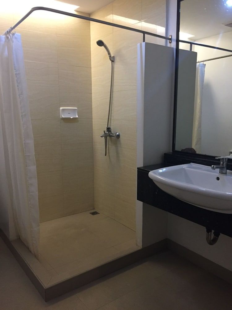 Circle Inn - Iloilo City Center Deluxe Room 8