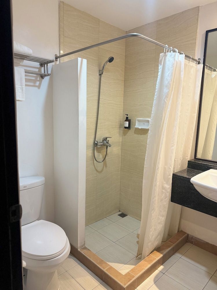 Circle Inn - Iloilo City Center Standard Queen Room 6