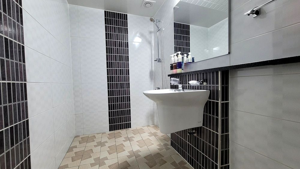 Hadong RG Pension Family Room, 2 Bedrooms (Ondol (Two Rooms)) 6