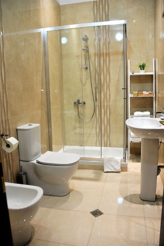 Comfort Hotel Deluxe Triple Room 7