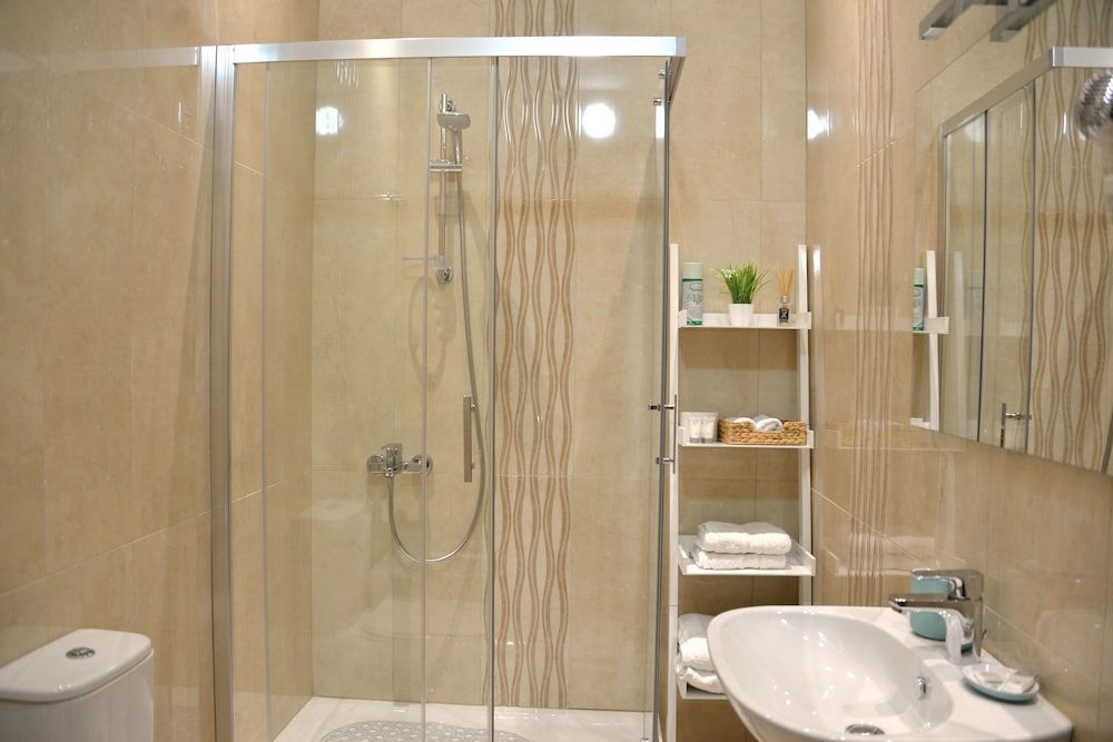 Comfort Hotel Deluxe Triple Room 6