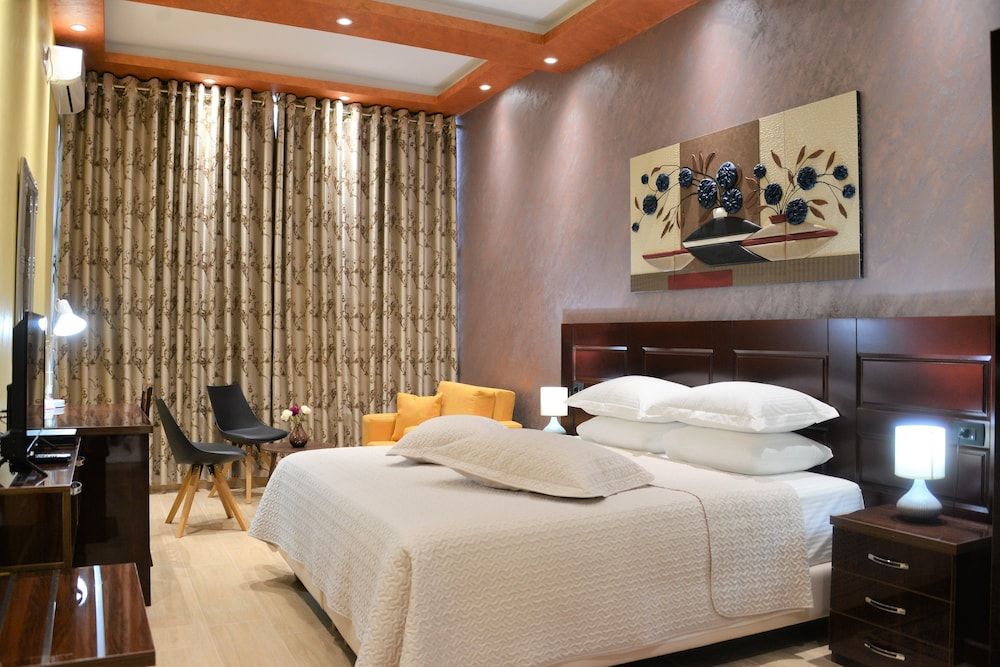 Comfort Hotel Deluxe Triple Room