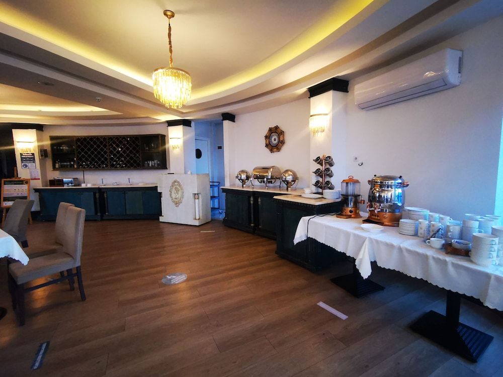 undefined Green Queen Hotel 6