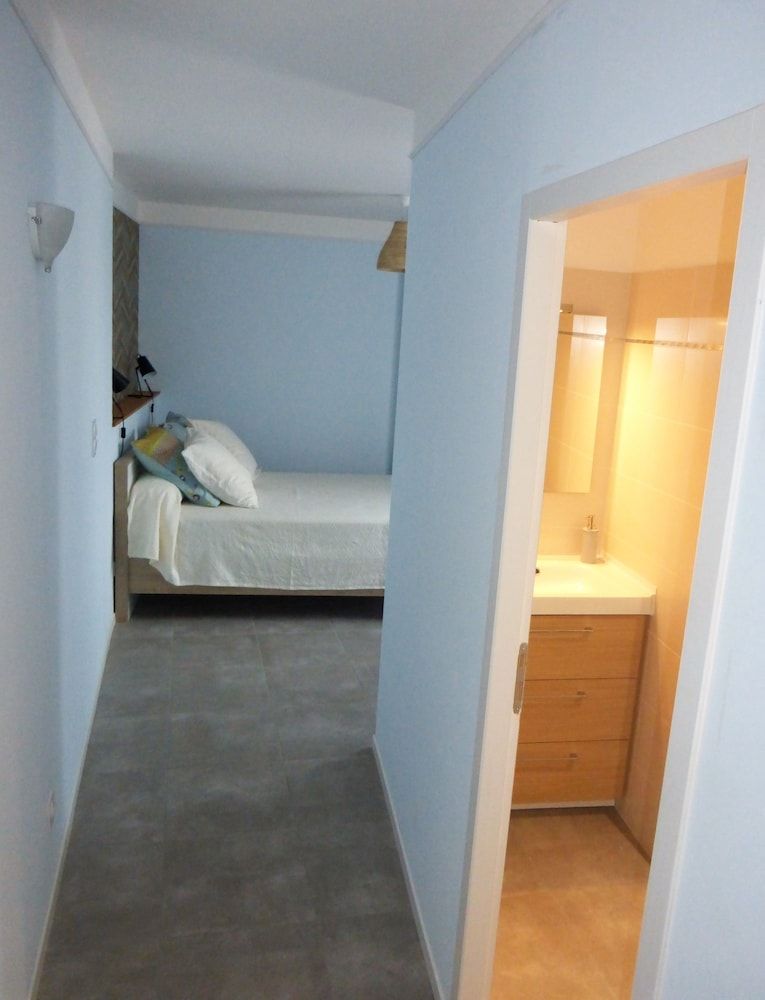 Maison d'hôtes la Bignone Comfort Double Room, 1 Double Bed, Non Smoking, Courtyard Area (Azur) 2