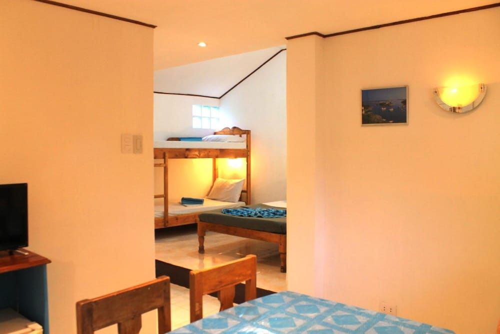 Room 4, Poolside