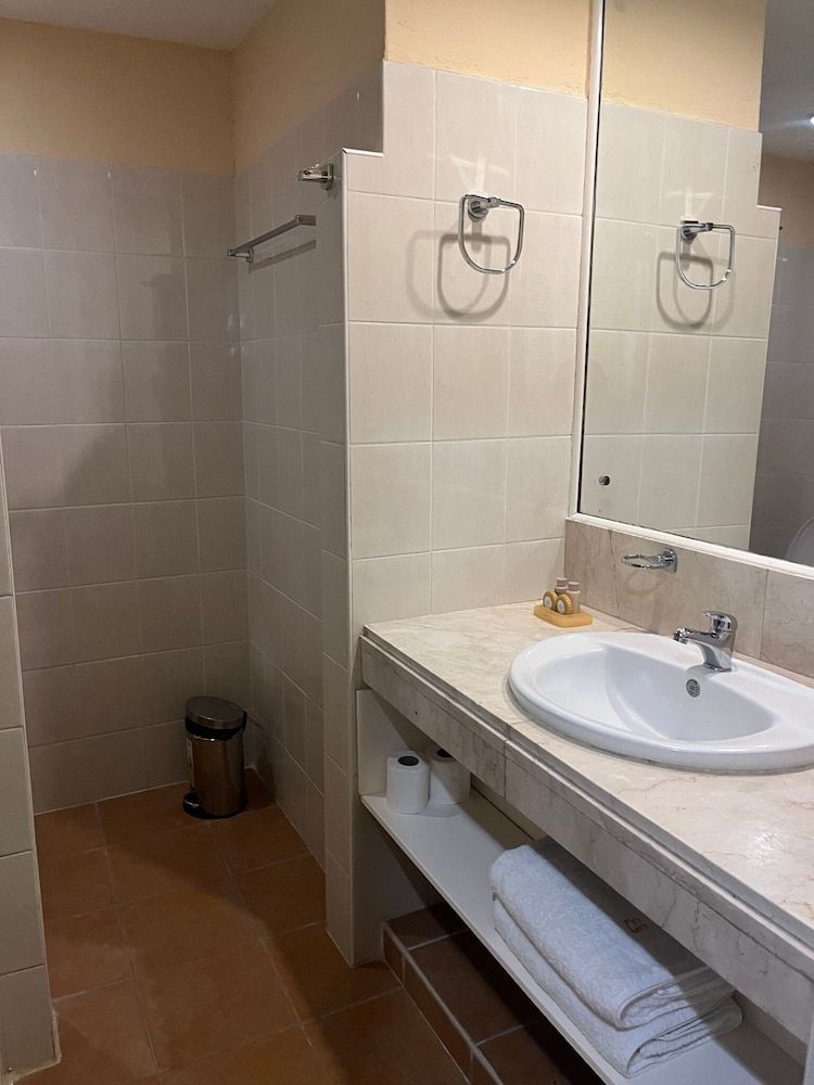 Coco Grande Hotel Executive 6