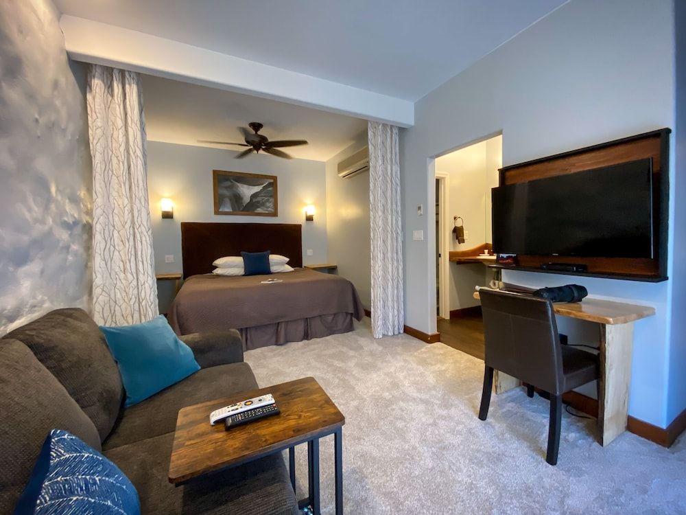 Makanda Inn Luxury Suite, 1 King Bed, Non Smoking, Resort View (Suite 2) 2