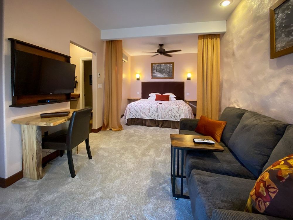 Makanda Inn Luxury Suite, 1 King Bed, Non Smoking, Resort View (Suite 1) 3