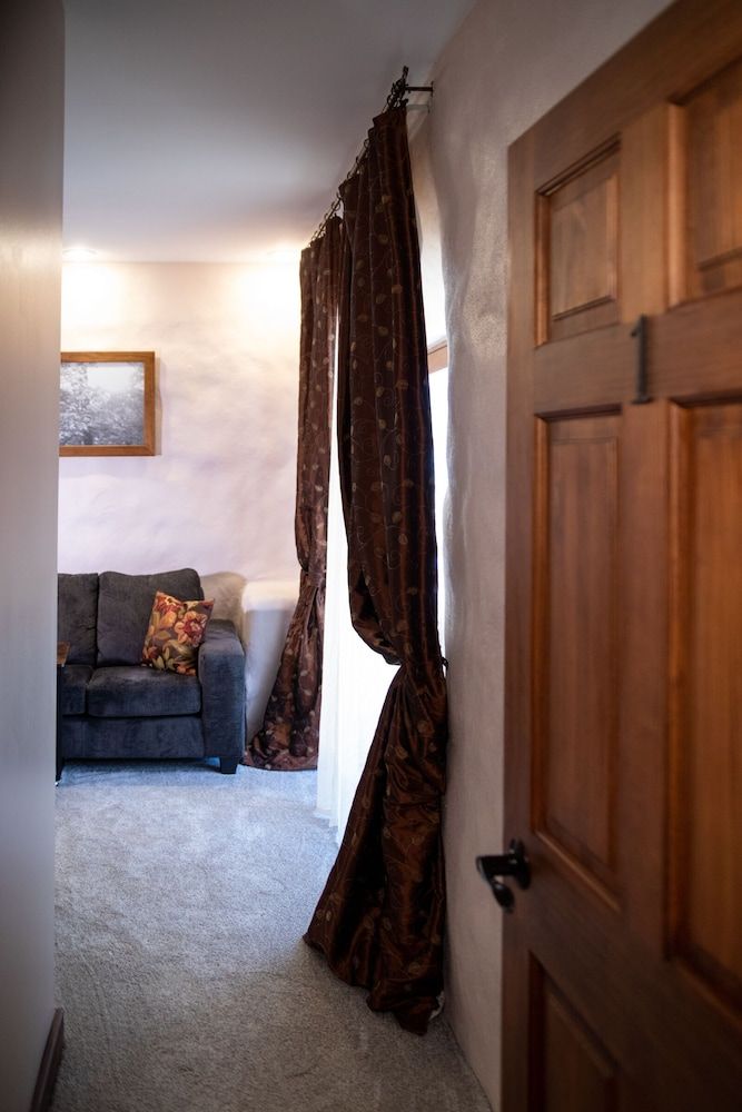 Makanda Inn Luxury Suite, 1 King Bed, Non Smoking, Resort View (Suite 1) 7