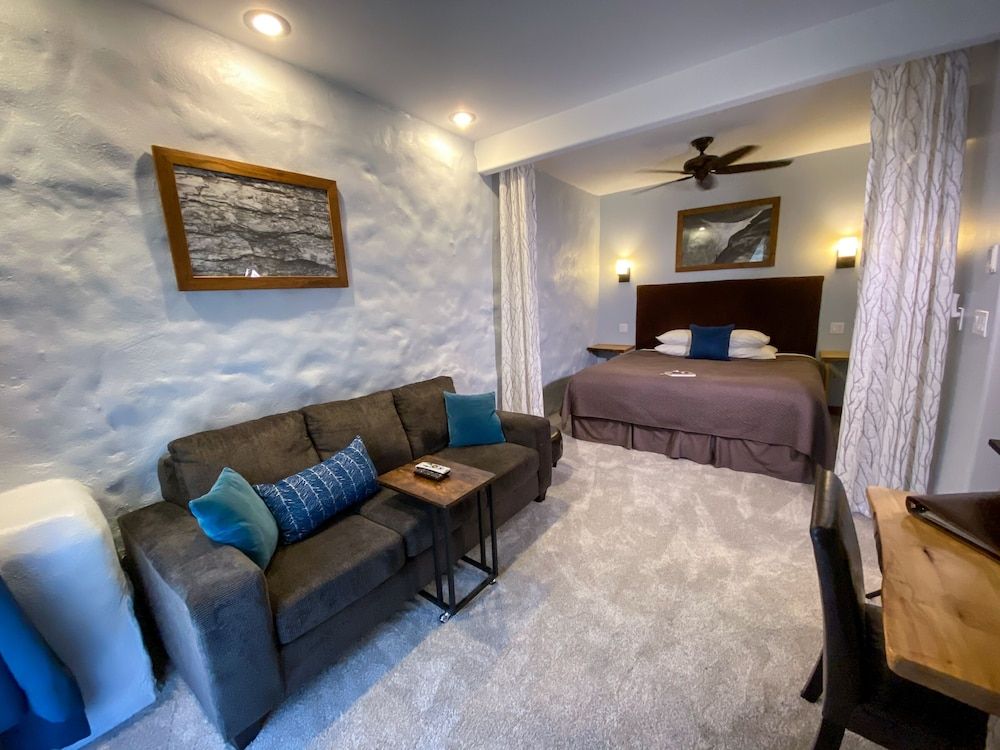 Makanda Inn Luxury Suite, 1 King Bed, Non Smoking, Resort View (Suite 2)