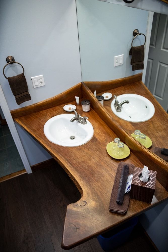 Makanda Inn Luxury Suite, 1 King Bed, Non Smoking, Resort View (Suite 2) 3