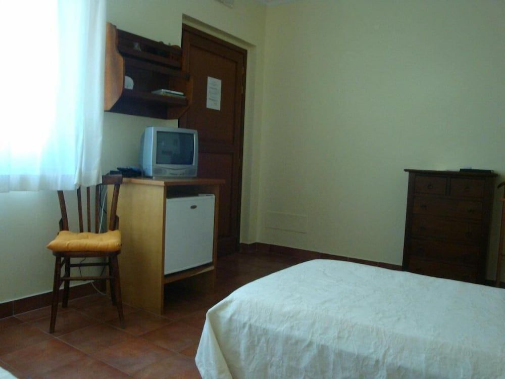 Villa Anita Twin Room, 3 Twin Beds, Garden View 2