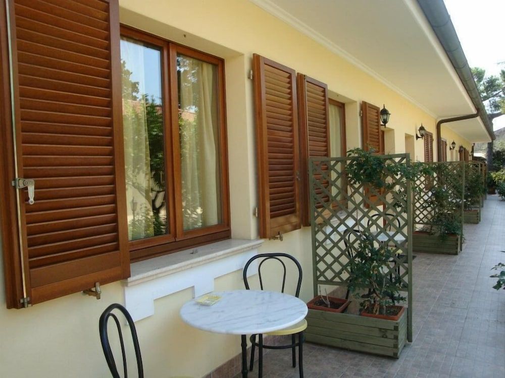 Villa Anita Twin Room, 3 Twin Beds, Garden View 4