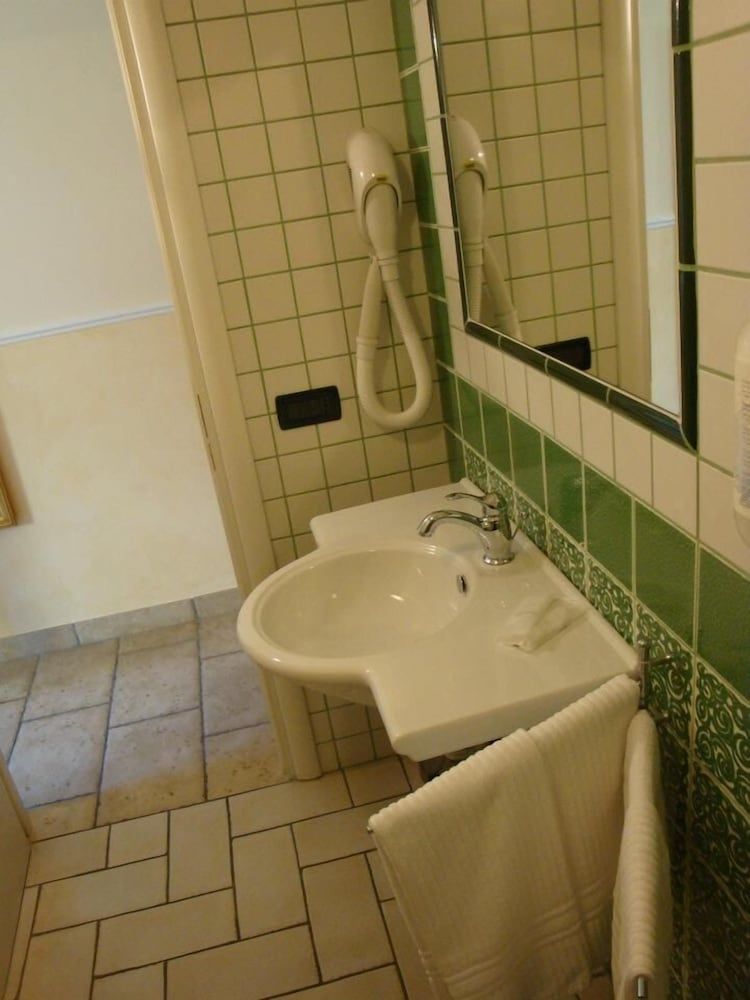 Villa Anita Twin Room, 3 Twin Beds, Garden View 8